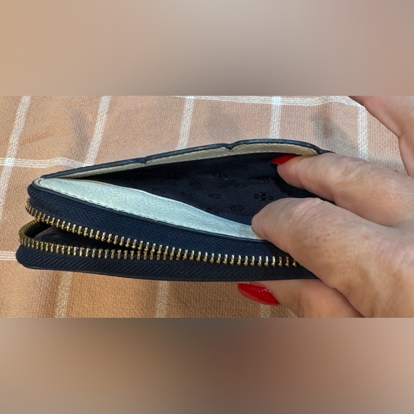 Tory Burch Scallop T-slim Woman’s Leather Tri-Color Zip Continental Wallet - Picture 8 of 8